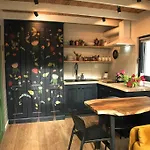 Dereva Chalet Yablunytsya